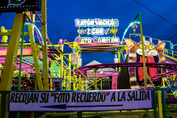 Carmona, İspanya - 11 Mayıs 2022 Feria de Carmona Eğlence Fuarı, eğlence ve gezintiler tekrar açıldı, parti iki yıllık yokluğun ardından covid salgını nedeniyle geri döndü