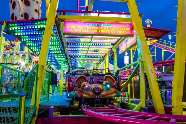 Carmona, İspanya - 11 Mayıs 2022 Feria de Carmona Eğlence Fuarı, eğlence ve gezintiler tekrar açıldı, parti iki yıllık yokluğun ardından covid salgını nedeniyle geri döndü