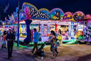 Carmona, İspanya - 11 Mayıs 2022 Feria de Carmona Eğlence Fuarı, eğlence ve gezintiler tekrar açıldı, parti iki yıllık yokluğun ardından covid salgını nedeniyle geri döndü