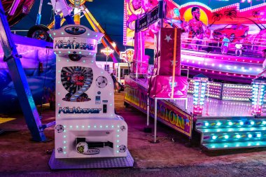 Carmona, İspanya - 11 Mayıs 2022 Feria de Carmona Eğlence Fuarı, eğlence ve gezintiler tekrar açıldı, parti iki yıllık yokluğun ardından covid salgını nedeniyle geri döndü