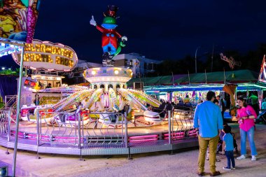 Carmona, İspanya - 11 Mayıs 2022 Feria de Carmona Eğlence Fuarı, eğlence ve gezintiler tekrar açıldı, parti iki yıllık yokluğun ardından covid salgını nedeniyle geri döndü
