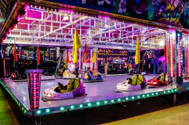 Carmona, İspanya - 11 Mayıs 2022 Feria de Carmona Eğlence Fuarı, eğlence ve gezintiler tekrar açıldı, parti iki yıllık yokluğun ardından covid salgını nedeniyle geri döndü