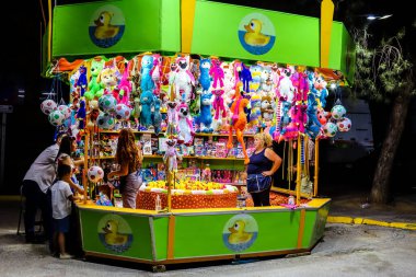 Carmona, İspanya - 11 Mayıs 2022 Feria de Carmona Eğlence Fuarı, eğlence ve gezintiler tekrar açıldı, parti iki yıllık yokluğun ardından covid salgını nedeniyle geri döndü