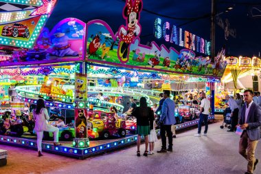 Carmona, İspanya - 11 Mayıs 2022 Feria de Carmona Eğlence Fuarı, eğlence ve gezintiler tekrar açıldı, parti iki yıllık yokluğun ardından covid salgını nedeniyle geri döndü