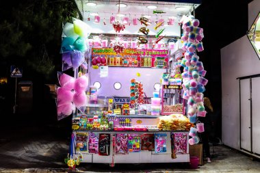 Carmona, İspanya - 11 Mayıs 2022 Feria de Carmona Eğlence Fuarı, eğlence ve gezintiler tekrar açıldı, parti iki yıllık yokluğun ardından covid salgını nedeniyle geri döndü