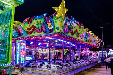 Carmona, İspanya - 11 Mayıs 2022 Feria de Carmona Eğlence Fuarı, eğlence ve gezintiler tekrar açıldı, parti iki yıllık yokluğun ardından covid salgını nedeniyle geri döndü