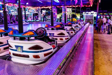 Carmona, İspanya - 11 Mayıs 2022 Feria de Carmona Eğlence Fuarı, eğlence ve gezintiler tekrar açıldı, parti iki yıllık yokluğun ardından covid salgını nedeniyle geri döndü