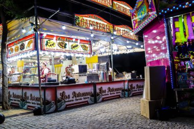 Carmona, İspanya - 11 Mayıs 2022 Feria de Carmona Eğlence Fuarı, eğlence ve gezintiler tekrar açıldı, parti iki yıllık yokluğun ardından covid salgını nedeniyle geri döndü