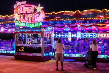 Carmona, İspanya - 11 Mayıs 2022 Feria de Carmona Eğlence Fuarı, eğlence ve gezintiler tekrar açıldı, parti iki yıllık yokluğun ardından covid salgını nedeniyle geri döndü