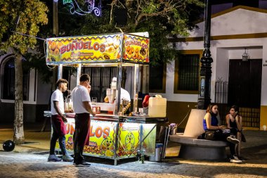 Carmona, İspanya - 11 Mayıs 2022 Feria de Carmona Eğlence Fuarı, eğlence ve gezintiler tekrar açıldı, parti iki yıllık yokluğun ardından covid salgını nedeniyle geri döndü