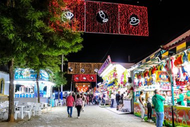 Carmona, İspanya - 11 Mayıs 2022 Feria de Carmona Eğlence Fuarı, eğlence ve gezintiler tekrar açıldı, parti iki yıllık yokluğun ardından covid salgını nedeniyle geri döndü