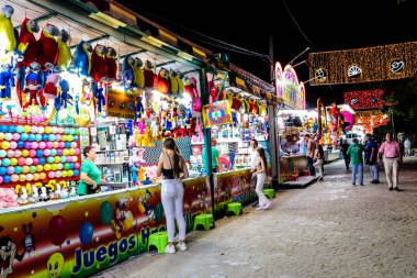 Carmona, İspanya - 11 Mayıs 2022 Feria de Carmona Eğlence Fuarı, eğlence ve gezintiler tekrar açıldı, parti iki yıllık yokluğun ardından covid salgını nedeniyle geri döndü