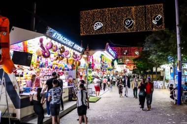 Carmona, İspanya - 11 Mayıs 2022 Feria de Carmona Eğlence Fuarı, eğlence ve gezintiler tekrar açıldı, parti iki yıllık yokluğun ardından covid salgını nedeniyle geri döndü