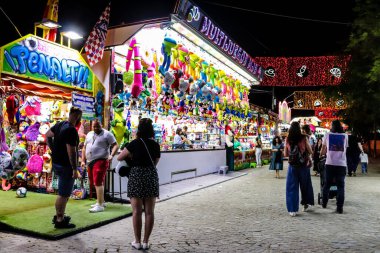 Carmona, İspanya - 11 Mayıs 2022 Feria de Carmona Eğlence Fuarı, eğlence ve gezintiler tekrar açıldı, parti iki yıllık yokluğun ardından covid salgını nedeniyle geri döndü