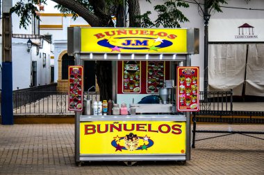 Carmona, İspanya - 11 Mayıs 2022, Feria de Carmona, insanlar arkadaşlarıyla içki içip flamenko dansı yapıyorlar, bu kutlama iki yıllık yokluğun ardından bir covid salgını nedeniyle geri döndü.