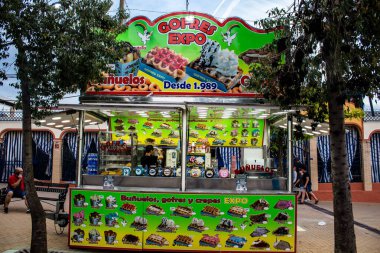 Carmona, İspanya - 11 Mayıs 2022, Feria de Carmona, insanlar arkadaşlarıyla içki içip flamenko dansı yapıyorlar, bu kutlama iki yıllık yokluğun ardından bir covid salgını nedeniyle geri döndü.