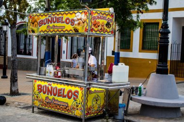 Carmona, İspanya - 11 Mayıs 2022, Feria de Carmona, insanlar arkadaşlarıyla içki içip flamenko dansı yapıyorlar, bu kutlama iki yıllık yokluğun ardından bir covid salgını nedeniyle geri döndü.