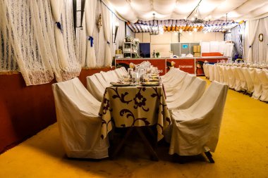 Carmona, İspanya - 11 Mayıs 2022, Feria de Carmona, insanlar arkadaşlarıyla içki içip flamenko dansı yapıyorlar, bu kutlama iki yıllık yokluğun ardından bir covid salgını nedeniyle geri döndü.