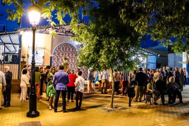 Carmona, İspanya - 11 Mayıs 2022, Feria de Carmona, insanlar arkadaşlarıyla içki içip flamenko dansı yapıyorlar, bu kutlama iki yıllık yokluğun ardından bir covid salgını nedeniyle geri döndü.