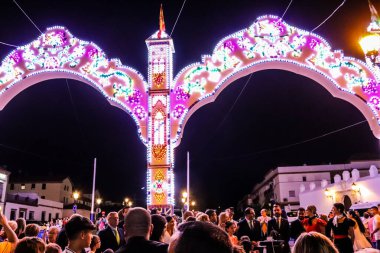 Carmona, İspanya - 11 Mayıs 2022, Feria de Carmona, insanlar arkadaşlarıyla içki içip flamenko dansı yapıyorlar, bu kutlama iki yıllık yokluğun ardından bir covid salgını nedeniyle geri döndü.