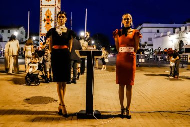 Carmona, İspanya - 11 Mayıs 2022, Feria de Carmona, insanlar arkadaşlarıyla içki içip flamenko dansı yapıyorlar, bu kutlama iki yıllık yokluğun ardından bir covid salgını nedeniyle geri döndü.