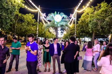 Carmona, İspanya - 11 Mayıs 2022, Feria de Carmona, insanlar arkadaşlarıyla içki içip flamenko dansı yapıyorlar, bu kutlama iki yıllık yokluğun ardından bir covid salgını nedeniyle geri döndü.