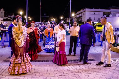 Carmona, İspanya - 11 Mayıs 2022, Feria de Carmona, insanlar arkadaşlarıyla içki içip flamenko dansı yapıyorlar, bu kutlama iki yıllık yokluğun ardından bir covid salgını nedeniyle geri döndü.