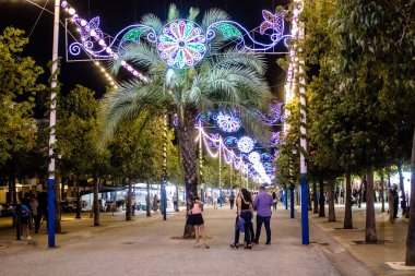 Carmona, İspanya - 11 Mayıs 2022, Feria de Carmona, insanlar arkadaşlarıyla içki içip flamenko dansı yapıyorlar, bu kutlama iki yıllık yokluğun ardından bir covid salgını nedeniyle geri döndü.