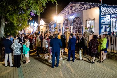 Carmona, İspanya - 11 Mayıs 2022, Feria de Carmona, insanlar arkadaşlarıyla içki içip flamenko dansı yapıyorlar, bu kutlama iki yıllık yokluğun ardından bir covid salgını nedeniyle geri döndü.