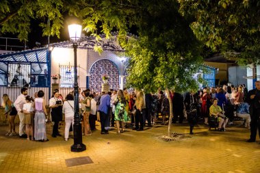 Carmona, İspanya - 11 Mayıs 2022, Feria de Carmona, insanlar arkadaşlarıyla içki içip flamenko dansı yapıyorlar, bu kutlama iki yıllık yokluğun ardından bir covid salgını nedeniyle geri döndü.