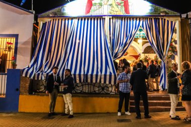 Carmona, İspanya - 11 Mayıs 2022, Feria de Carmona, insanlar arkadaşlarıyla içki içip flamenko dansı yapıyorlar, bu kutlama iki yıllık yokluğun ardından bir covid salgını nedeniyle geri döndü.