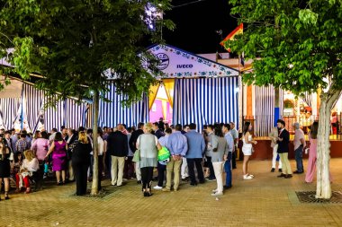 Carmona, İspanya - 11 Mayıs 2022, Feria de Carmona, insanlar arkadaşlarıyla içki içip flamenko dansı yapıyorlar, bu kutlama iki yıllık yokluğun ardından bir covid salgını nedeniyle geri döndü.