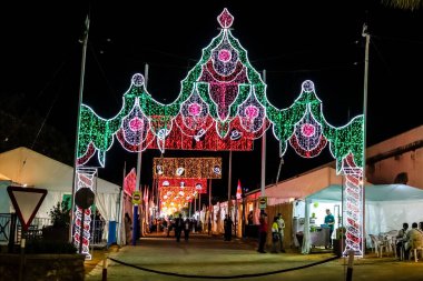 Carmona, İspanya - 11 Mayıs 2022, Feria de Carmona, insanlar arkadaşlarıyla içki içip flamenko dansı yapıyorlar, bu kutlama iki yıllık yokluğun ardından bir covid salgını nedeniyle geri döndü.