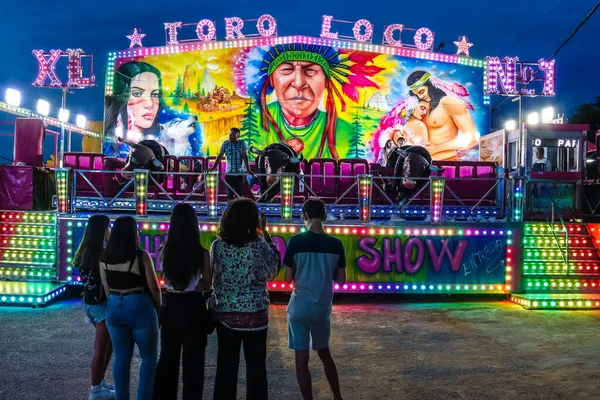 Carmona, İspanya - 11 Mayıs 2022 Feria de Carmona Eğlence Fuarı, eğlence ve gezintiler tekrar açıldı, parti iki yıllık yokluğun ardından covid salgını nedeniyle geri döndü