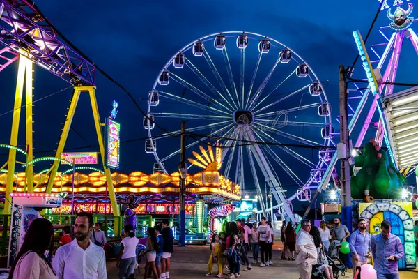 Carmona, İspanya - 11 Mayıs 2022 Feria de Carmona Eğlence Fuarı, eğlence ve gezintiler tekrar açıldı, parti iki yıllık yokluğun ardından covid salgını nedeniyle geri döndü