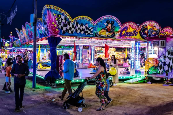 Carmona, İspanya - 11 Mayıs 2022 Feria de Carmona Eğlence Fuarı, eğlence ve gezintiler tekrar açıldı, parti iki yıllık yokluğun ardından covid salgını nedeniyle geri döndü