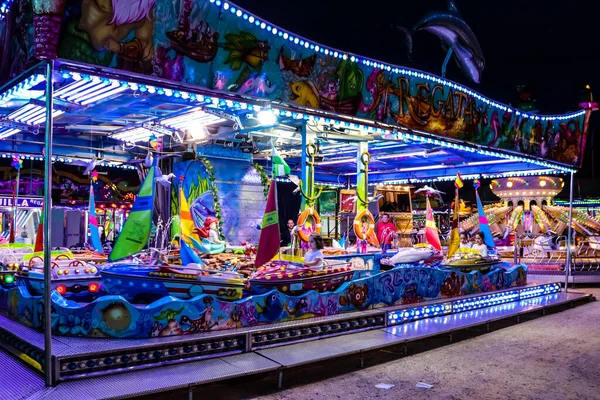 Carmona, İspanya - 11 Mayıs 2022 Feria de Carmona Eğlence Fuarı, eğlence ve gezintiler tekrar açıldı, parti iki yıllık yokluğun ardından covid salgını nedeniyle geri döndü