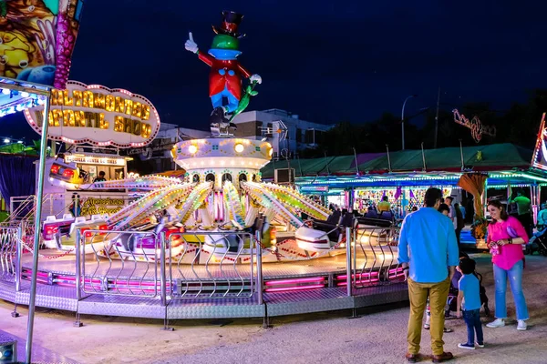 Carmona, İspanya - 11 Mayıs 2022 Feria de Carmona Eğlence Fuarı, eğlence ve gezintiler tekrar açıldı, parti iki yıllık yokluğun ardından covid salgını nedeniyle geri döndü