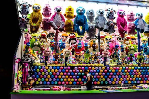 Carmona, İspanya - 11 Mayıs 2022 Feria de Carmona Eğlence Fuarı, eğlence ve gezintiler tekrar açıldı, parti iki yıllık yokluğun ardından covid salgını nedeniyle geri döndü