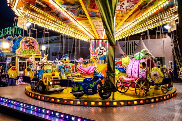 Carmona, İspanya - 11 Mayıs 2022 Feria de Carmona Eğlence Fuarı, eğlence ve gezintiler tekrar açıldı, parti iki yıllık yokluğun ardından covid salgını nedeniyle geri döndü