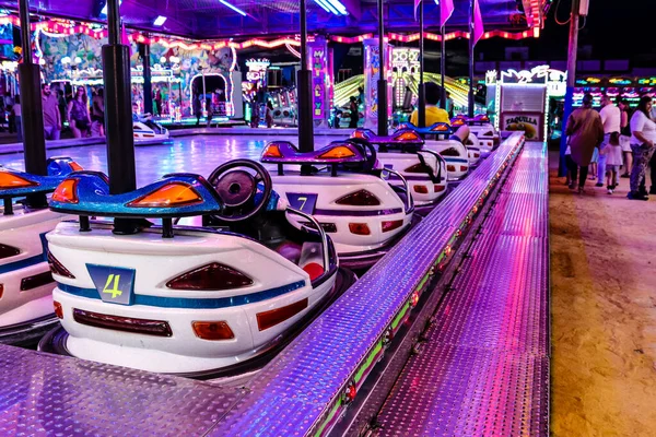 Carmona, İspanya - 11 Mayıs 2022 Feria de Carmona Eğlence Fuarı, eğlence ve gezintiler tekrar açıldı, parti iki yıllık yokluğun ardından covid salgını nedeniyle geri döndü