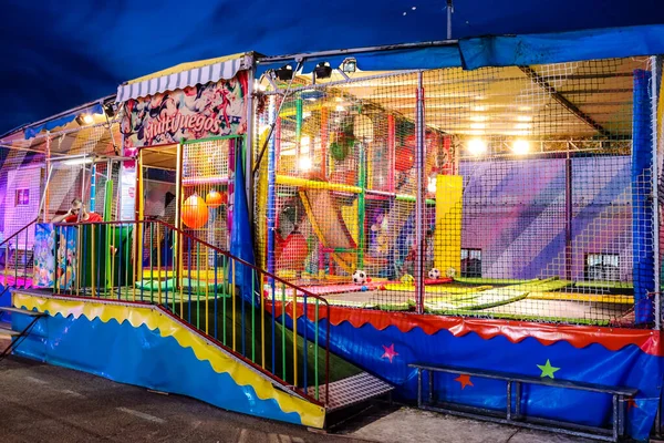 Carmona, İspanya - 11 Mayıs 2022 Feria de Carmona Eğlence Fuarı, eğlence ve gezintiler tekrar açıldı, parti iki yıllık yokluğun ardından covid salgını nedeniyle geri döndü