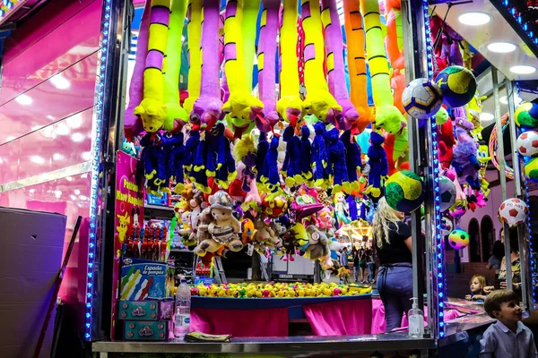 Carmona, İspanya - 11 Mayıs 2022 Feria de Carmona Eğlence Fuarı, eğlence ve gezintiler tekrar açıldı, parti iki yıllık yokluğun ardından covid salgını nedeniyle geri döndü