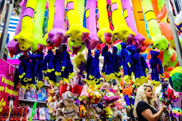 Carmona, İspanya - 11 Mayıs 2022 Feria de Carmona Eğlence Fuarı, eğlence ve gezintiler tekrar açıldı, parti iki yıllık yokluğun ardından covid salgını nedeniyle geri döndü