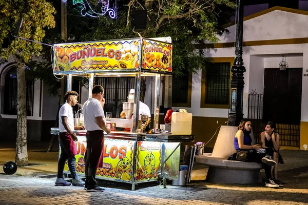 Carmona, İspanya - 11 Mayıs 2022 Feria de Carmona Eğlence Fuarı, eğlence ve gezintiler tekrar açıldı, parti iki yıllık yokluğun ardından covid salgını nedeniyle geri döndü