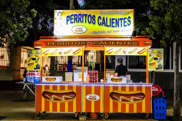 Carmona, İspanya - 11 Mayıs 2022 Feria de Carmona Eğlence Fuarı, eğlence ve gezintiler tekrar açıldı, parti iki yıllık yokluğun ardından covid salgını nedeniyle geri döndü