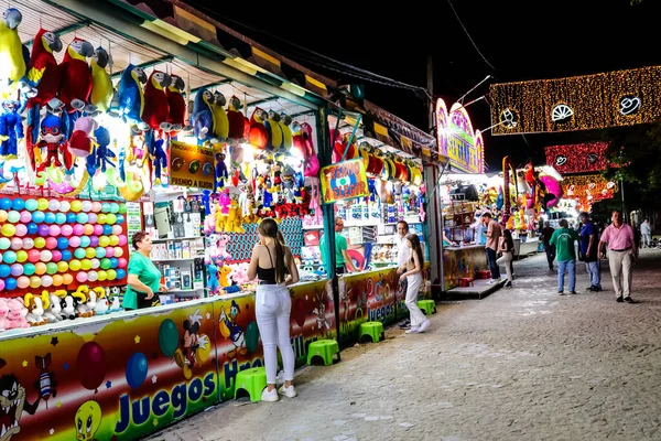 Carmona, İspanya - 11 Mayıs 2022 Feria de Carmona Eğlence Fuarı, eğlence ve gezintiler tekrar açıldı, parti iki yıllık yokluğun ardından covid salgını nedeniyle geri döndü