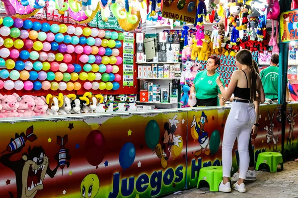 Carmona, İspanya - 11 Mayıs 2022 Feria de Carmona Eğlence Fuarı, eğlence ve gezintiler tekrar açıldı, parti iki yıllık yokluğun ardından covid salgını nedeniyle geri döndü