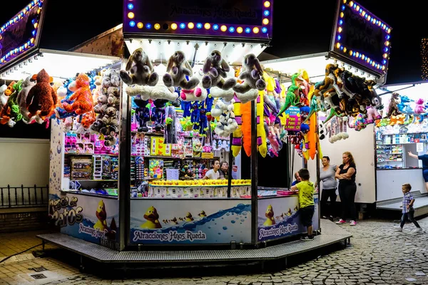 Carmona, İspanya - 11 Mayıs 2022 Feria de Carmona Eğlence Fuarı, eğlence ve gezintiler tekrar açıldı, parti iki yıllık yokluğun ardından covid salgını nedeniyle geri döndü