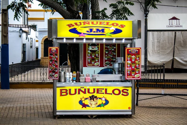 Carmona, İspanya - 11 Mayıs 2022, Feria de Carmona, insanlar arkadaşlarıyla içki içip flamenko dansı yapıyorlar, bu kutlama iki yıllık yokluğun ardından bir covid salgını nedeniyle geri döndü.